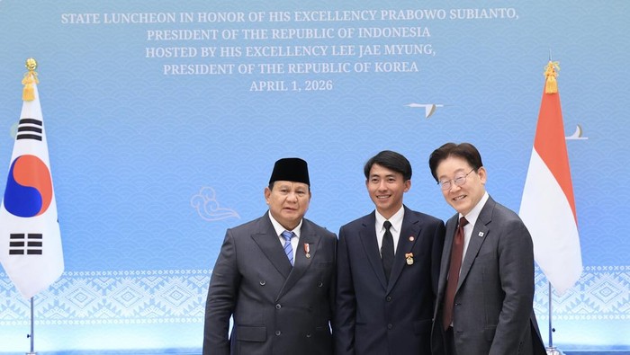Presiden Prabowo Subianto bertemu Sugianto, seorang pekerja migran Indonesia (PMI) asal Indramayu, Jawa Barat, yang menyelamatkan lansia dari kebakaran di Korea Selatan. Dalam pertemuan, di Istana Kepresidenan Republik Korea, Cheong Wa Dae (Blue Hous