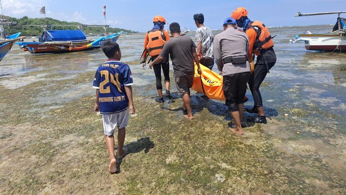 Petugas mengevakuasi jasad nelayan muda yang tewas di perairan Garut