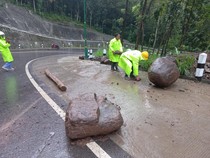 Hujan Deras Picu Longsor di Jalan Baru Clongop, Lalu Lintas Dibuka-Tutup