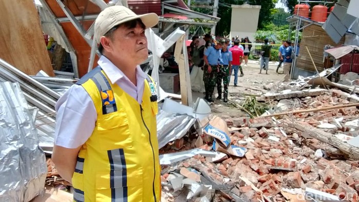 Pihak Kementerian PU memantau dampak kerusakan KONI Sario di Manado setelah gempa M 7,6 dan memicu peringatan tsunami. Pihak Kementerian PU memantau dampak kerusakan KONI Sario di Manado setelah gempa M 7,6 dan memicu peringatan tsunami.