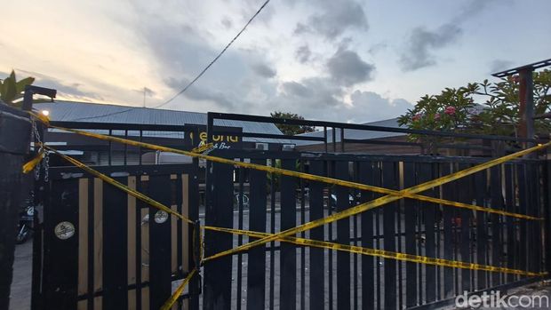 Pintu masuk Delona Vista di Jalan Taman Pancing, Pemogan, Denpasar, Bali, dipasangi garis polisi, Kamis (2/4/2026). (Foto: Abid Ahmad Ibrahim/detikBali)