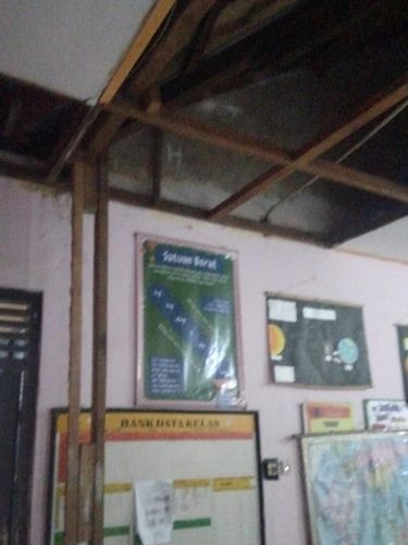 Plafon SDN 2 di Gunungkidul Rusak Kondisi atap ruang kelas 6 SDN Bendungan 2 yang rusak akibat rembesan air.