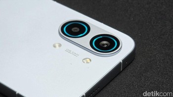 Poco X8 Pro Max mengadopsi desain minimalis namun premium dengan metal frame dan fiberglass back. Kedua model menyertakan camera deco bertema balap yang terintegrasi dengan Dynamic RGB light, memberikan efek cahaya kustom yang interaktif untuk notifikasi hingga musik. Foto: Adi FR/ detikINET
