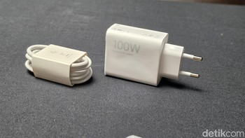 Dalam paket pembelian diberikan adaptor charger 100W. Foto: Adi FR/ detikINET