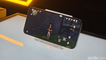 Poco menyertakan fitur WildBoost Optimization yang mampu memprediksi kebutuhan komputasi secara cerdas untuk mencegah frame drop. Sektor pendinginan pun nggak main-main; Poco X8 Pro Max mengandalkan Poco 3D IceLoop Cooling System seluas 5.800mm² yang sanggup menurunkan suhu SoC hingga 3°C. Foto: Adi FR/ detikINET