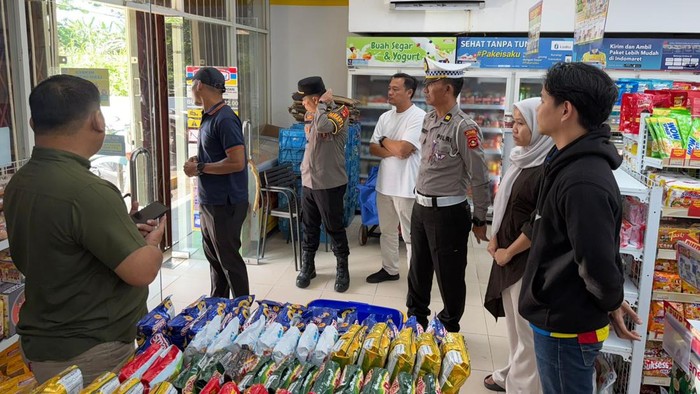 Polisi mendatangi mimimarket di Muba yang disatroni perampok bersenpi