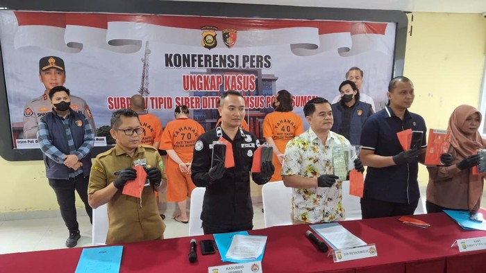 Polisi menunjukan barang bukti dari hacker yang membobol dana BOS SMAN 2 Parabumulih
