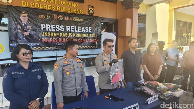 Polisi merilis kasus dugaan pemerkosaan-penganiayaan panti asuhan Buleleng, Kamis (2/4/2026).