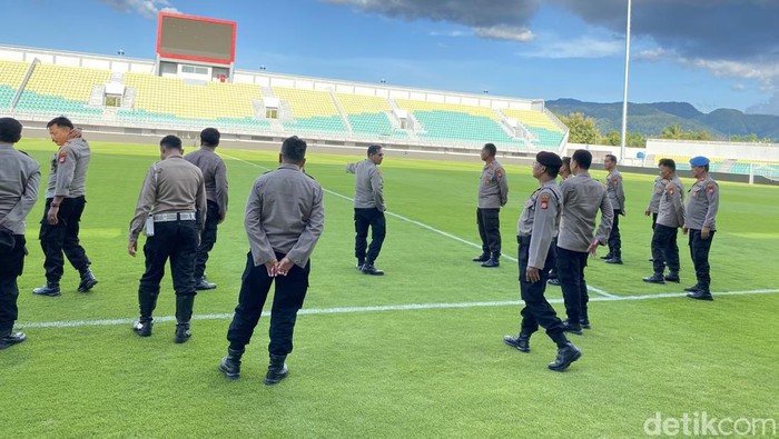Polisi saat mengecek fasilitas keamanan Stadion Gelora BJ Habibie jelang laga PSM Makassar Vs Persis Solo.