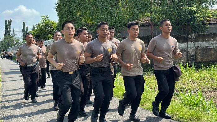 Kapolres Kediri Kota AKBP Anggi Saputra Ibrahim bersama anggota lari keliling