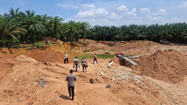 Polres Kuansing memusnahkan 2 rakit dompeng dalam penertiban PETI, Kamis (2/4/2026). Dalam operasi tersebut, polisi juga menemukan galian diduga bekas galian alat berat.