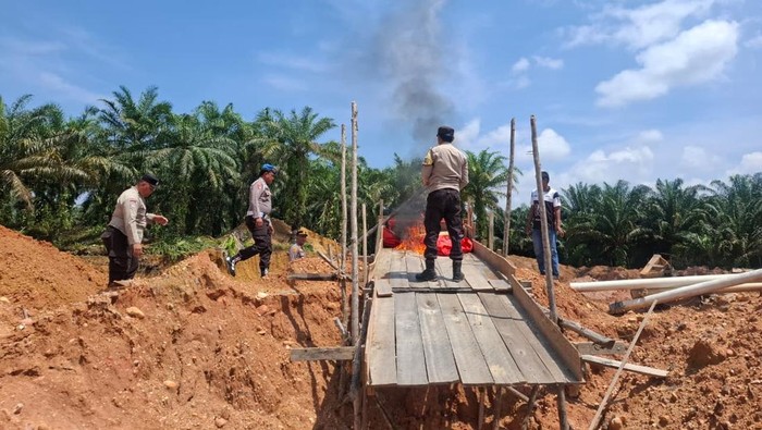Polres Kuansing memusnahkan 2 rakit dompeng dalam penertiban PETI, Kamis (2/4/2026). Dalam operasi tersebut, polisi juga menemukan galian diduga bekas galian alat berat.