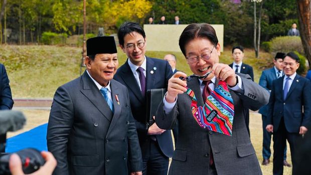 Presiden Prabowo Subianto memberikan hadiah baju untuk anjing peliharaan Presiden Korsel Lee Jae Myung di Seoul, Rabu (1/4/2026).
