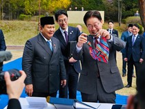 Prabowo Beri Hadiah Baju untuk Anjing Presiden Korsel Bernama Bobby