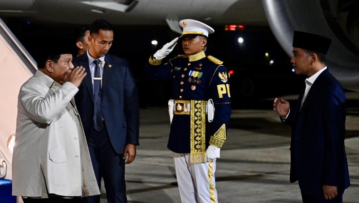 Presiden Prabowo Subianto tiba di Tanah Air usai merampungkan kunjungan ke dua negara, Jepang dan  Korea Selatan. (Cahyo - Biro Pers, Media, dan Informasi Sekretariat Presiden)