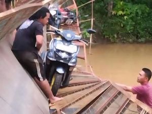 Video: Jembatan Gantung di Sukabumi Putus, 5 Warga Terjun ke Sungai
