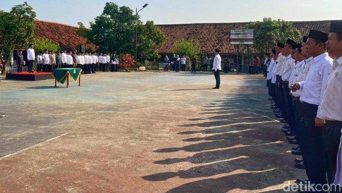 Proses pelantikan Rotasi-mutasi kepala sekolah SD-SMP di SMPN 2 Telukjambe Timur Kabupaten Karawang