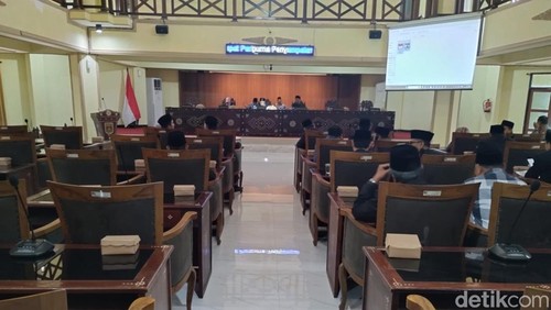 Rapat Paripurna Laporan Keterangan Pertanggungjawaban (LKPJ) Bupati Lombok Barat Tahun Anggaran 2025 di Ruang Sidang DPRD Lombok Barat, Kamis (2/4/2026). (Foto: M Zahiruddin/detikBali)