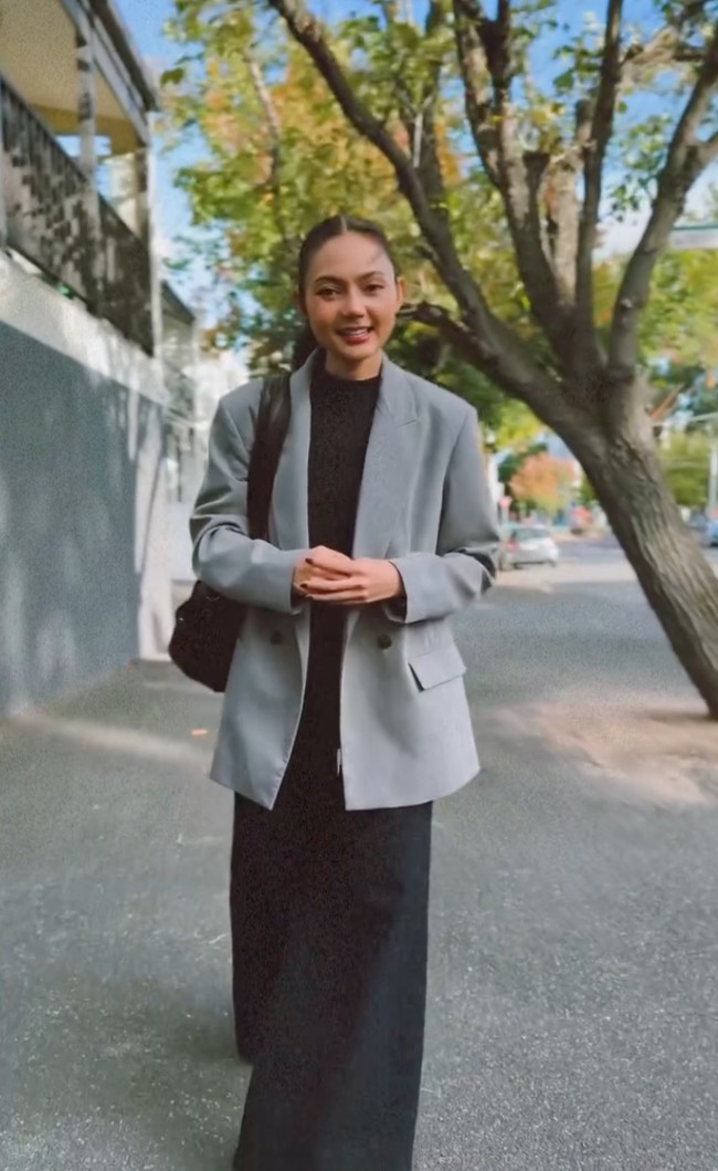 Rina terlihat tampil makin percaya diri dengan wajah barunya setelah oplas. Penampilannya pun kini jadi terlihat makin stunning. Foto: Instagram/@rinanose16