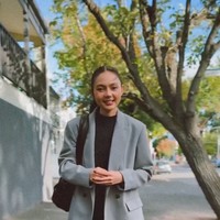 Rina terlihat tampil makin percaya diri dengan wajah barunya setelah oplas. Penampilannya pun kini jadi terlihat makin stunning. Foto: Instagram/@rinanose16