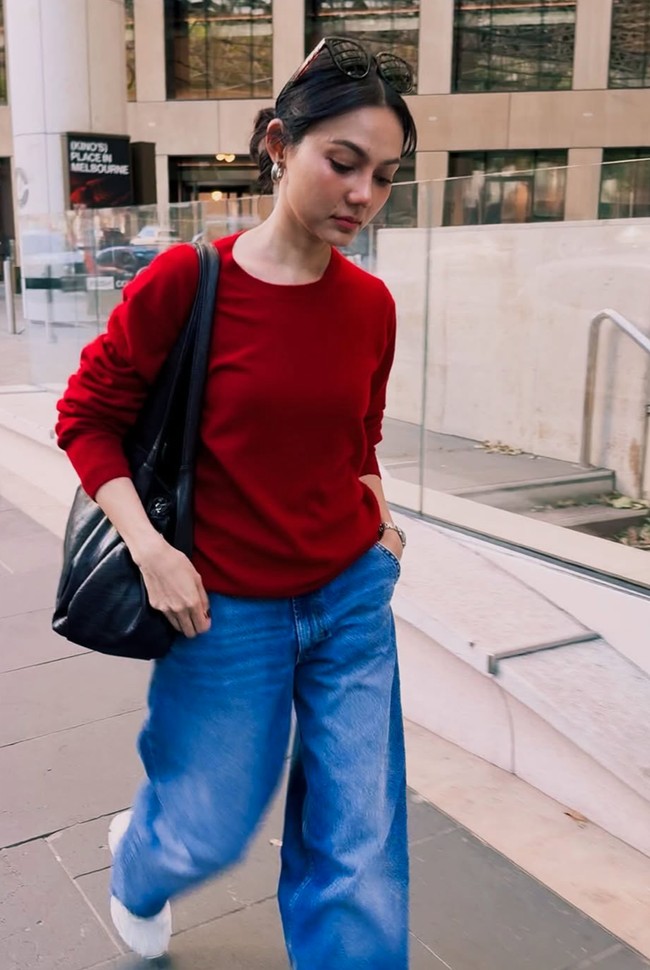 Kini penampilan Rina jadi semakin cantik memukau. Meski tampil dengan outfit simpel dan santai, ia tetap terlihat stunning. Foto: Instagram/@rinanose16