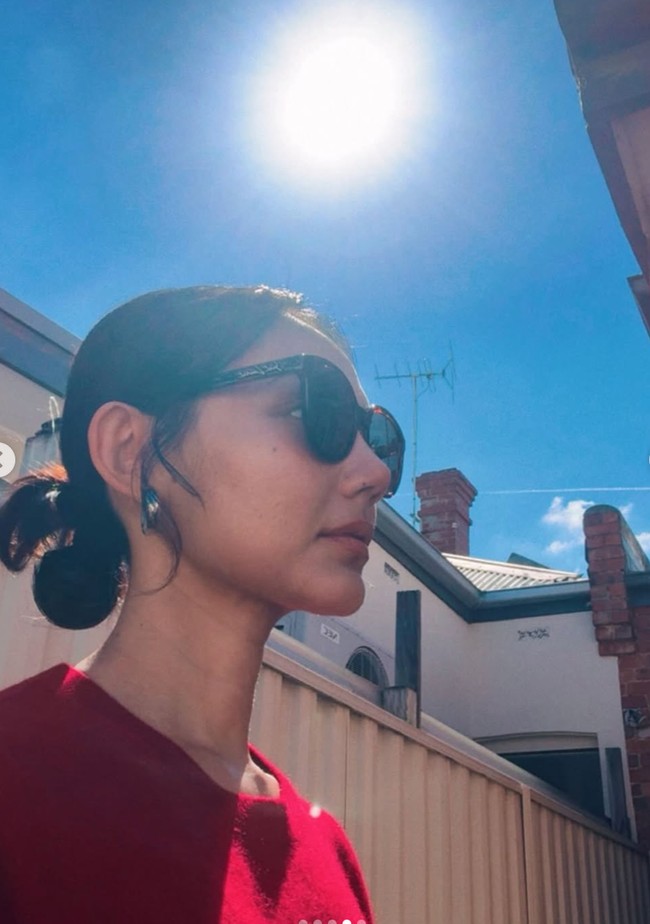 Rina juga terlihat makin sering memamerkan hidung barunya itu. Berpose menyamping, tampak jelas hidungnya kini jauh lebih mancung. Foto: Instagram/@rinanose16