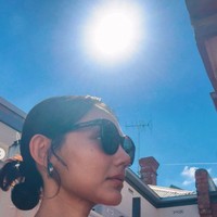Rina juga terlihat makin sering memamerkan hidung barunya itu. Berpose menyamping, tampak jelas hidungnya kini jauh lebih mancung. Foto: Instagram/@rinanose16