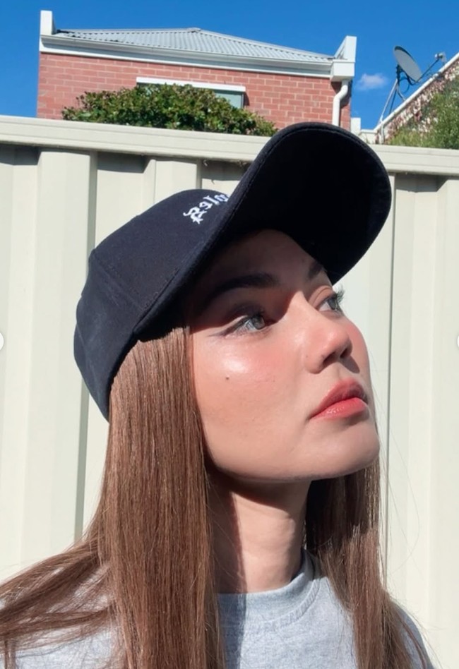 Ditambah dengan riasan minimalis, Rina tampil makin fresh. Banyak netizen yang ikut memuji penampilannya kini. Foto: Instagram/@rinanose16