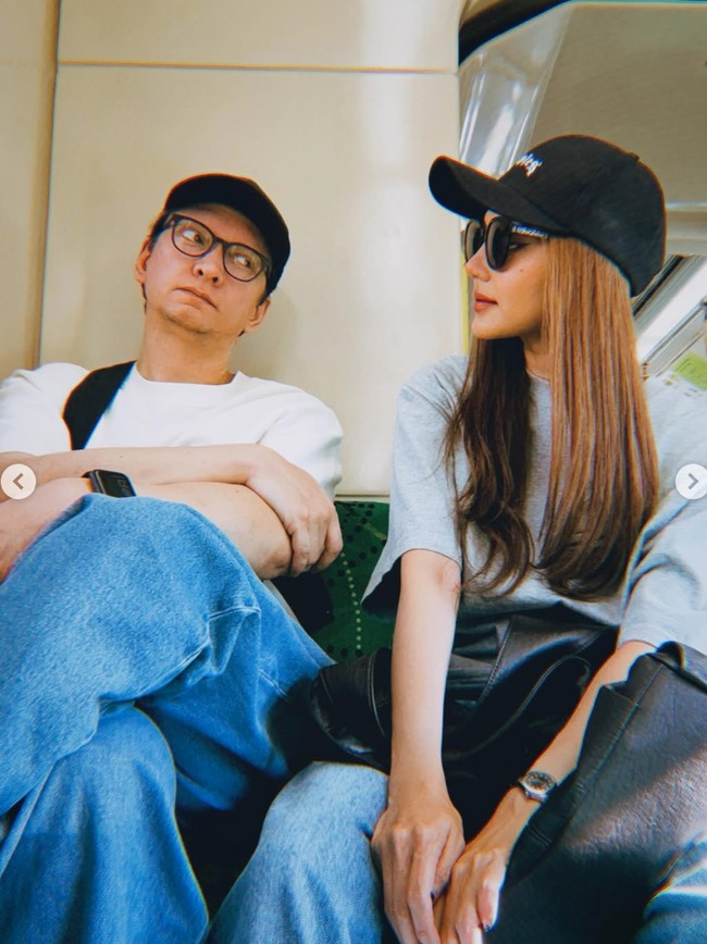 Bergaya santai, Rina tampil kompak dengan suami. Tampak keduanya memilih mengenakan kaos dan celana panjang jeans. Foto: Instagram/@rinanose16