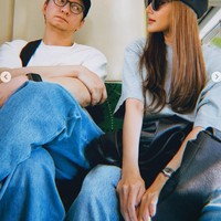 Bergaya santai, Rina tampil kompak dengan suami. Tampak keduanya memilih mengenakan kaos dan celana panjang jeans. Foto: Instagram/@rinanose16