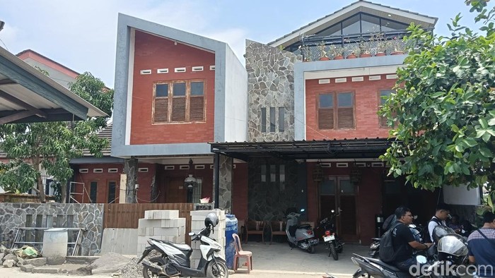 Rumah Ono Surono, di Graha Sudirman, Kelurahan Lemahmekar, Indramayu.