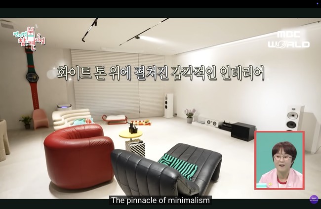 Meski memilih warna cat, ubin, hingga tirai putih, rumah Nana eks After School tidak terasa monoton karena pilihan furnitur berwarna cerah seperti sofa merah, coffee table kuning, ada pula dekorasi jam tangan raksasa yang mencolok. Foto: dok. MBC World