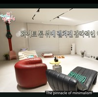 Meski memilih warna cat, ubin, hingga tirai putih, rumah Nana eks After School tidak terasa monoton karena pilihan furnitur berwarna cerah seperti sofa merah, coffee table kuning, ada pula dekorasi jam tangan raksasa yang mencolok. Foto: dok. MBC World