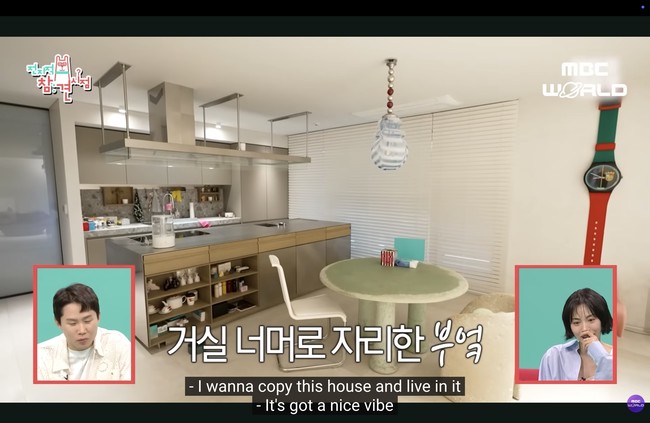 Masuk ke bagian dapur, ada kitchen set bernuansa abu-abu dengan meja makan bundar untuk dua orang. Nana eks After School banyak menghabiskan waktunya di area ini untuk meminum suplemen saat baru bangun tidur. Foto: dok. MBC World