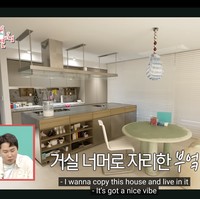 Masuk ke bagian dapur, ada kitchen set bernuansa abu-abu dengan meja makan bundar untuk dua orang. Nana eks After School banyak menghabiskan waktunya di area ini untuk meminum suplemen saat baru bangun tidur. Foto: dok. MBC World