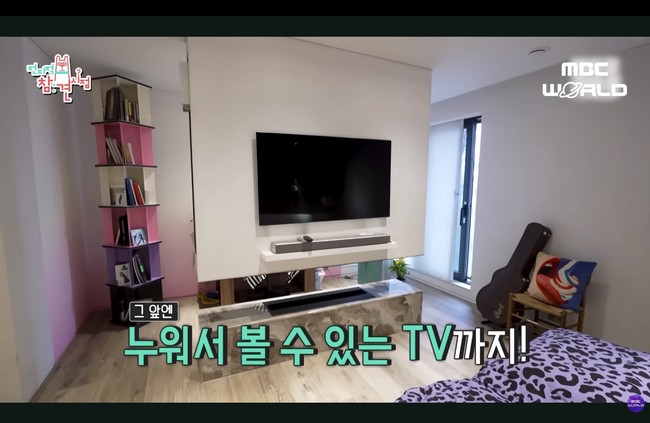 Alih-alih menaruh televisi di ruang tengah, Nana eks After School mengisinya di dalam kamar. Tampak pintu menuju balkon, serta meja kerja dan rak tingkat berwarna senada hasil rakitannya. Foto: dok. MBC World