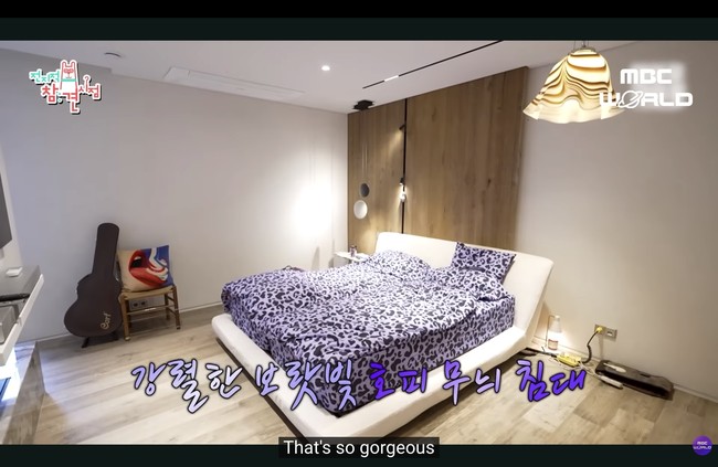 Permainan warna dan motif kembali terlihat di kamar tidur Nana eks After School. Ia memakai sprei motif macan tutul berwarna ungu juga memilih lampu kamar dengan bentuk tak biasa. Foto: dok. MBC World