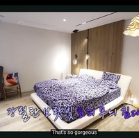 Permainan warna dan motif kembali terlihat di kamar tidur Nana eks After School. Ia memakai sprei motif macan tutul berwarna ungu juga memilih lampu kamar dengan bentuk tak biasa. Foto: dok. MBC World