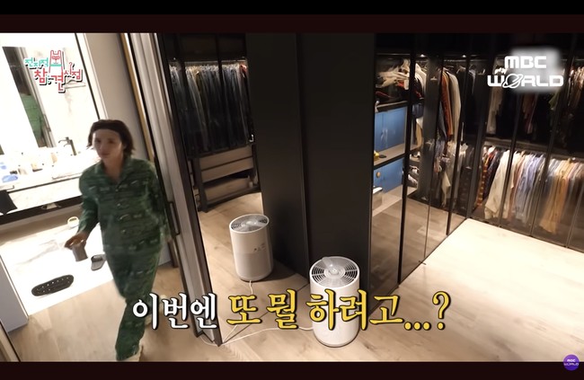 Satu walking closet lainnya terhubung langsung dengan kamarnya. Kini Nana eks After School tinggal bersama dua peliharaannya, seekor anjing bernama Ddakji dan kucing bernama Semo. Ia juga merawat dua anjing ibunya Chunjang dan Ore karena sering tinggal di sana bersamanya. Foto: dok. MBC World