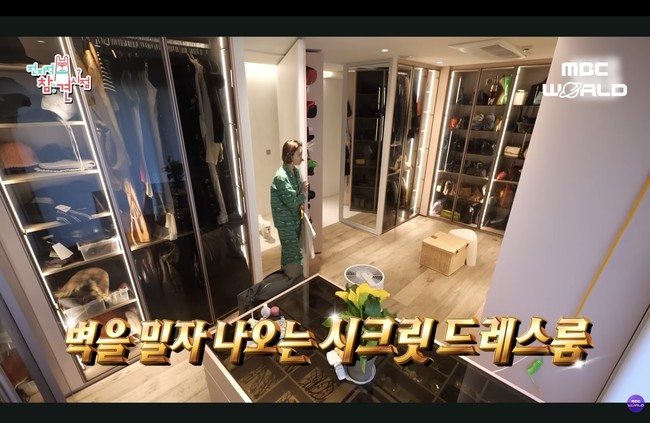 Bintang drama Korea Mask Girl itu punya dua walking closet untuk menyimpan baju, aksesoris, sepatu, kacamata, dan tasnya. Ia memperlihatkan efektivitas pintu yang bisa diputar masuk ke dalam ruangan tersebut dan menyimpan topi-topinya. Foto: dok. MBC World