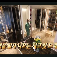 Bintang drama Korea Mask Girl itu punya dua walking closet untuk menyimpan baju, aksesoris, sepatu, kacamata, dan tasnya. Ia memperlihatkan efektivitas pintu yang bisa diputar masuk ke dalam ruangan tersebut dan menyimpan topi-topinya. Foto: dok. MBC World