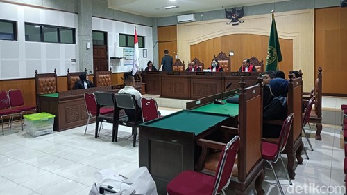 Salah satu terdakwa gratifikasi uang siluman Indra Jaya Usman mengikuti sidang di Pengadilan Tipikor Mataram, Kamis (2/4/2026). (Foto: Abdurrasyid Efendi/detikBali)