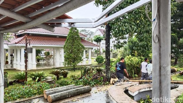 Selasar dan pilar Taman Tanginas rusak tertimpa pohon.