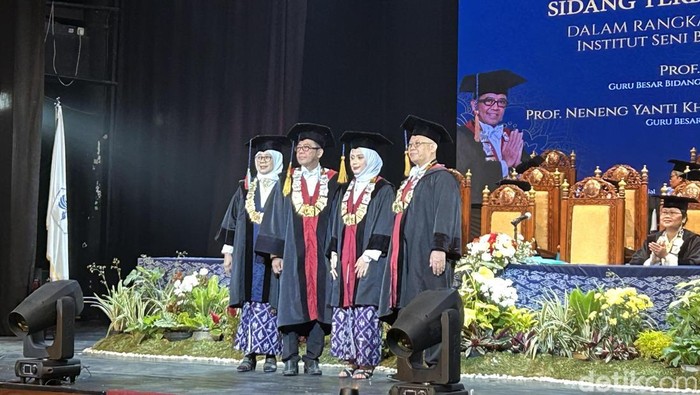 Sesi foto guru besar bersama rektor ISBI Bandung