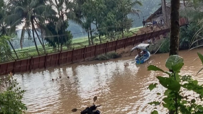 Sling baja penahan jembatan gantung tiba-tiba terputus, sejumlah warga terjun ke sungai di Sukabumi