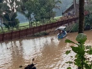 Jembatan Gantung Sukabumi Tiba-tiba Putus, 3 Warga Tercebur ke Sungai