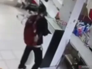 Viral Nenek Santuy Gondol TV 30 Inci di Ruko Jatinegara