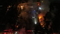 Dinas Pemadam Kebakaran dan Penyelamatan Kota Bekasi mengerahkan 15 unit mobil damkar untuk memadamkan api. ANTARA FOTO/Darryl Ramadhan