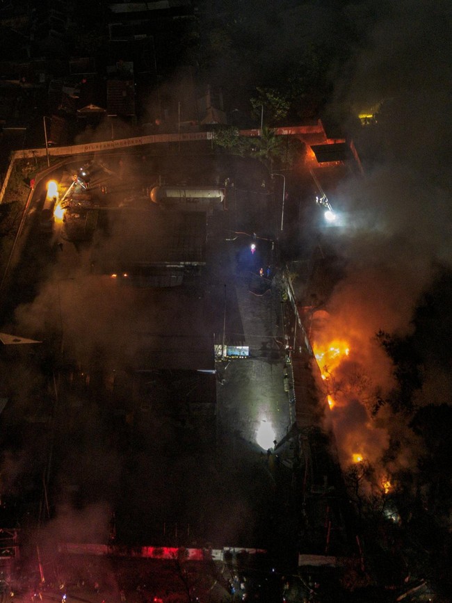 SPBE Cimuning Bekasi Dilalap Api, Rumah Warga Ikut Terbakar