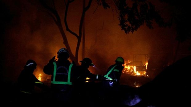 Foto udara kebakaran Stasiun Pengisian Bulk Elpiji (SPBE) Cimuning di Mustikajaya, Bekasi, Jawa Barat, Rabu (1/4/2026). Dinas Pemadam Kebakaran dan Penyelamatan Kota Bekasi mengerahkan sebanyak 15 unit mobil damkar untuk memadamkan api yang membakar SPBE dan puluhan rumah warga yang diduga disebabkan arus pendek listrik. ANTARA FOTO/Darryl Ramadhan/rwa.
